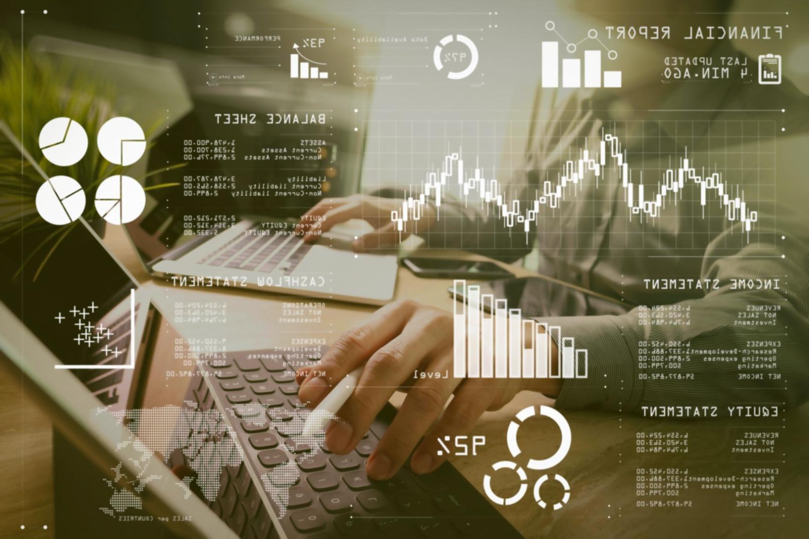 Recherche-Materialien auf Schreibtisch